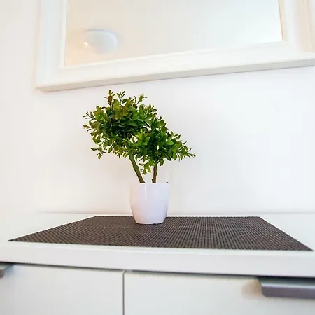 Nives In The Center - Free Parking Апартаменты