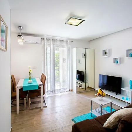 Nives In The Center - Free Parking Апартаменты *