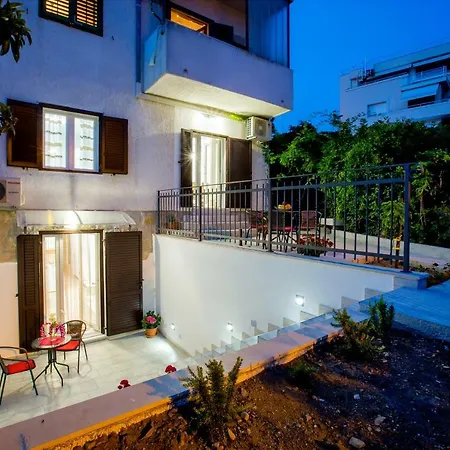 Апартаменты Nives In The Center - Free Parking *