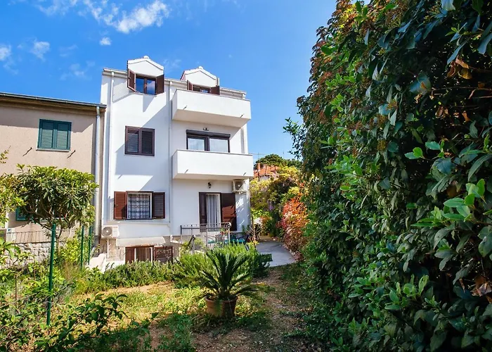 Lägenhet Nives In The Center - Free Parking Split