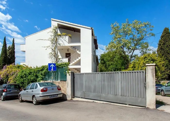 Lägenhet Nives In The Center - Free Parking Split