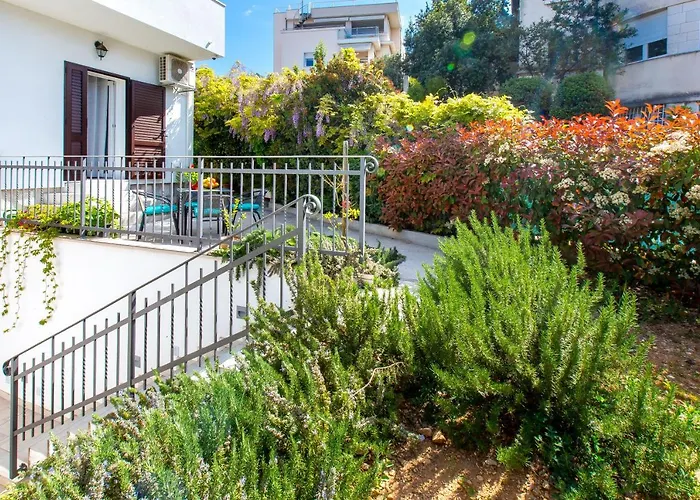 Lägenhet Nives In The Center - Free Parking