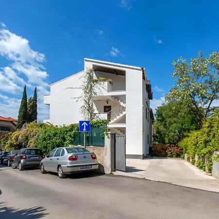 Nives In The Center - Free Parking Apartment *