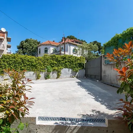 Nives In The Center - Free Parking Apartment *