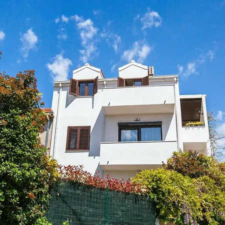 Nives In The Center - Free Parking Apartment *