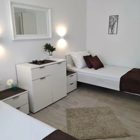 Nives In The Center - Free Parking Apartment *