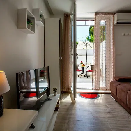 Nives In The Center - Free Parking Apartment Split