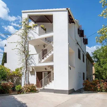Nives In The Center - Free Parking Apartamento