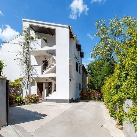 Nives In The Center - Free Parking Appartement