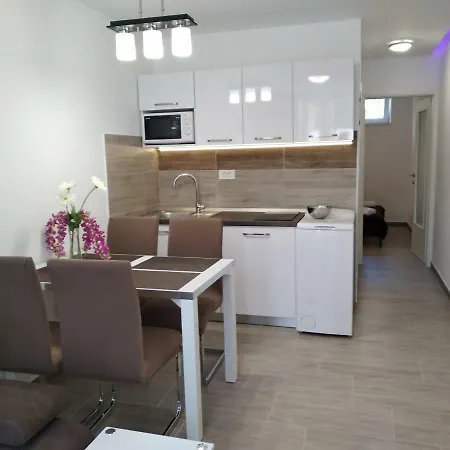Nives In The Center - Free Parking Apartament *