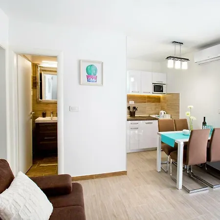 Nives In The Center - Free Parking Appartement