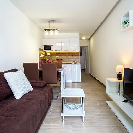 Nives In The Center - Free Parking Appartement